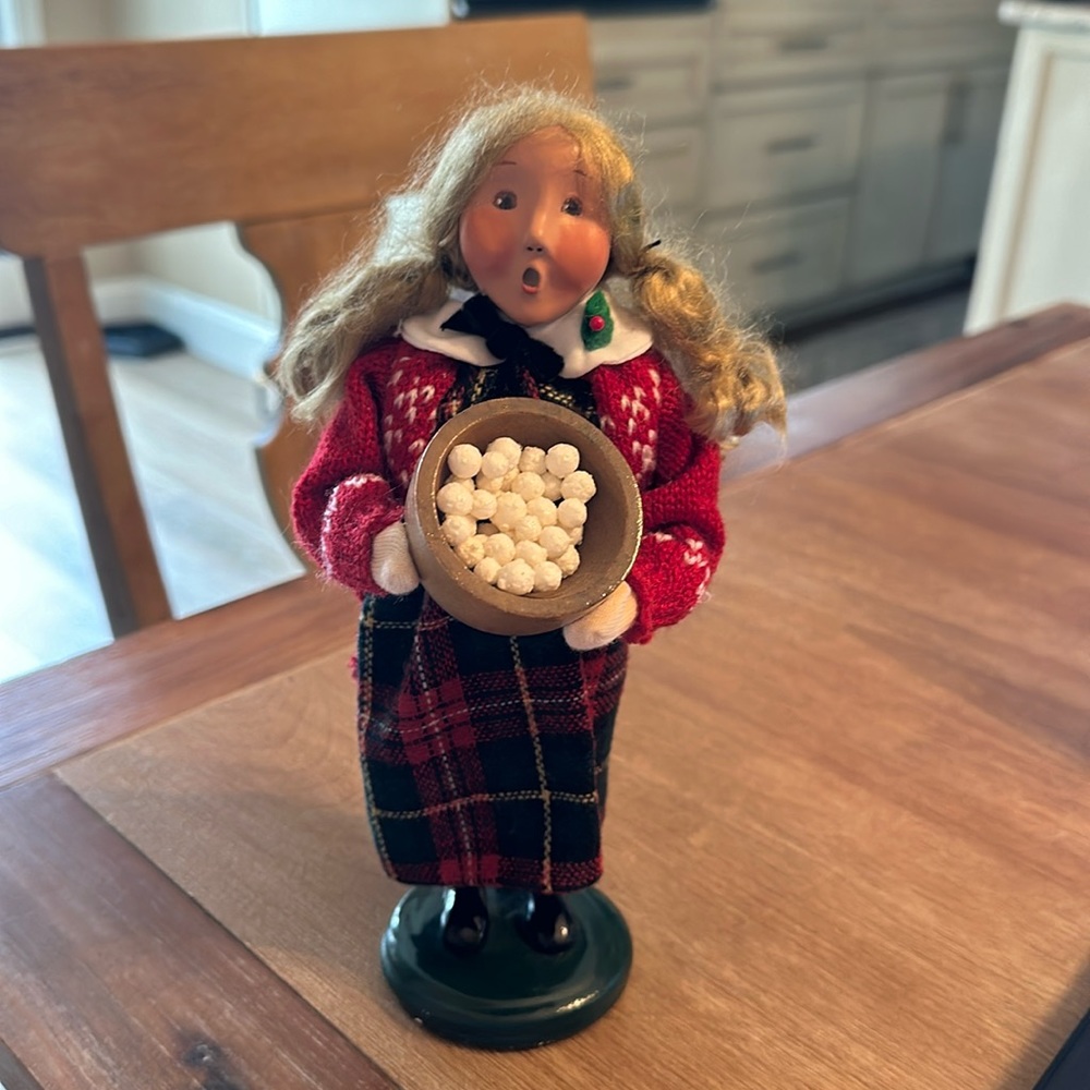 Byers’ Choice - The Carolers 2006 - with popcorn bowl